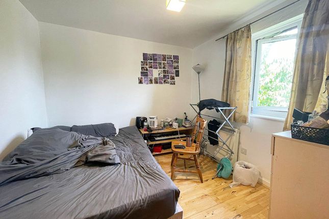 Flat 5 Minstrel Court, Wenlock Gardens, London photo 3