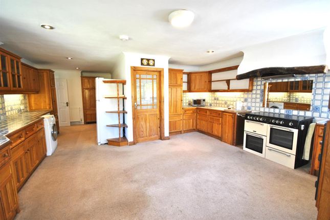 Kitchen 2.Jpg