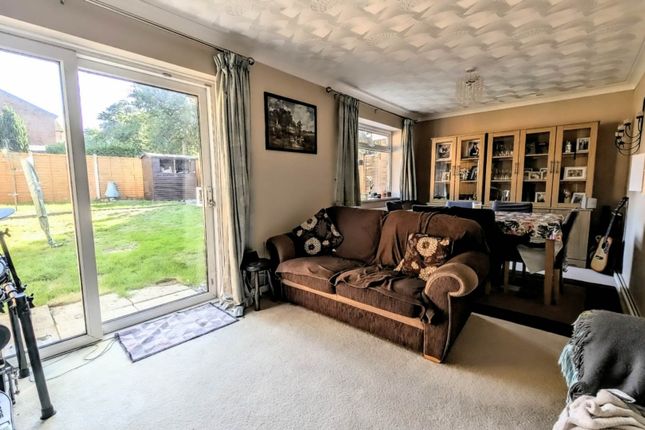 28, York Close, Bordon photo 3