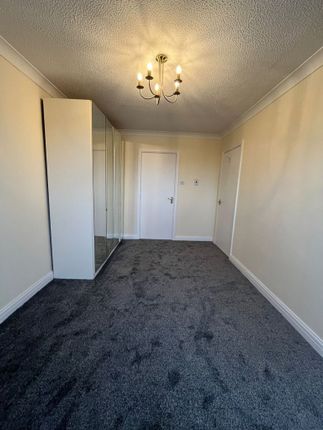 Flat to rent in Gloucester Avenue, Blackpool, Lancashire