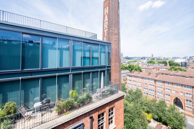 Flat for sale in Green Walk, London Bridge, London