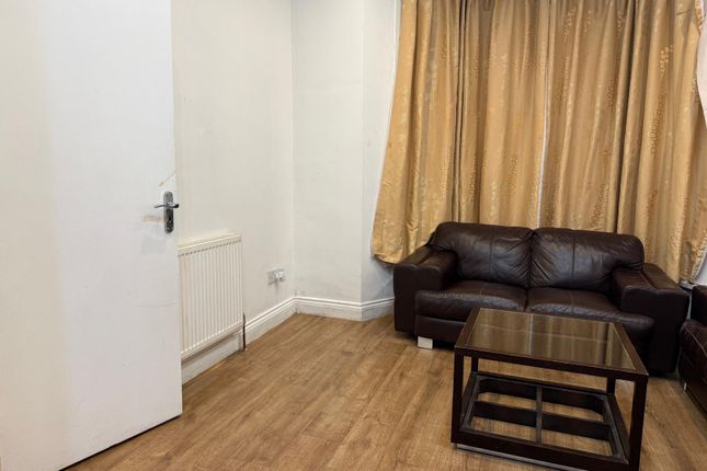 Ground Floor, Ilford photo 3