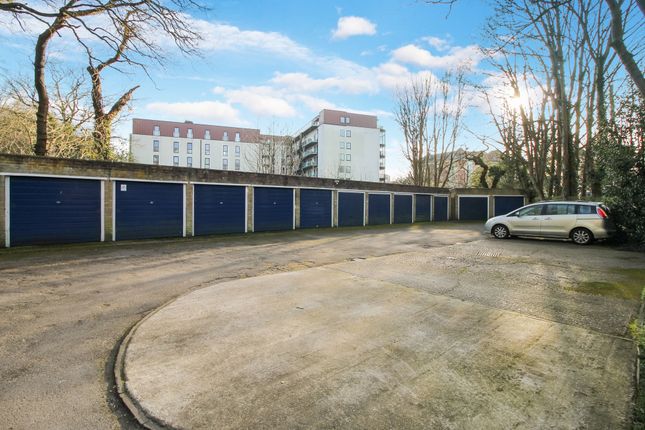 Flat 2, Highgate Court, Farnborough photo 4