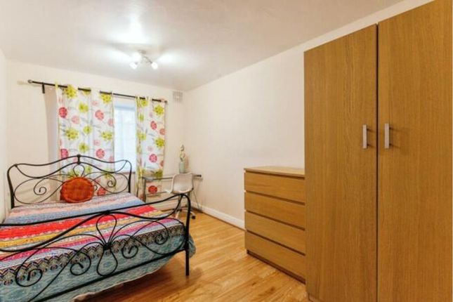 26 Crown Point, Beulah Hill, London photo 3