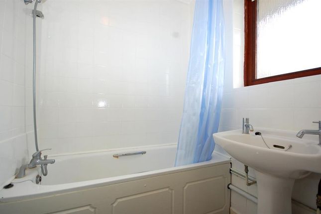 Flat 142, Crondall Court, St. John's Estate, London photo 5
