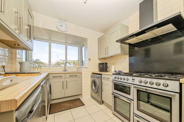 42, Dove Crescent, Harwich photo 3