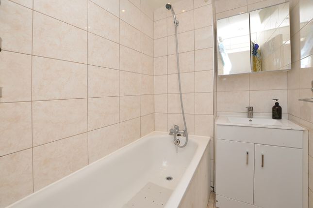 Flat for sale in Windley Close, London