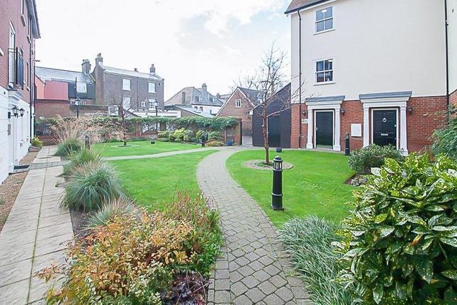 Flat to rent in William Hunter Way, Brentwood