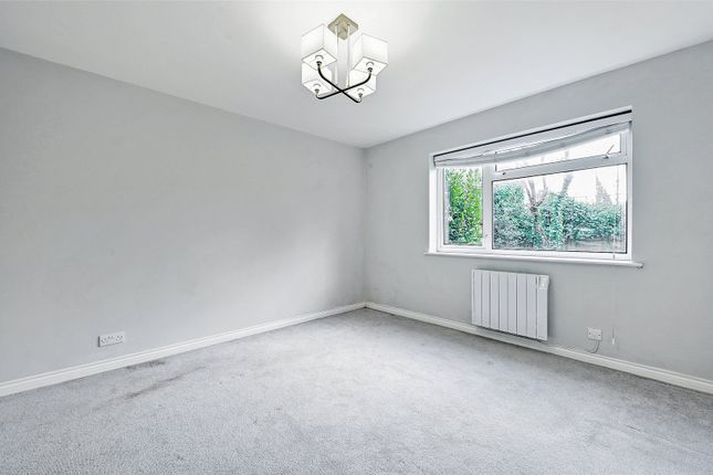 Selva Court, Reading photo 4