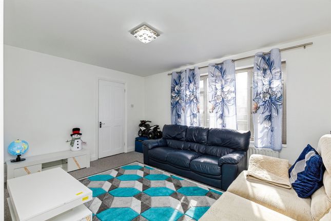 12, Hare Lane, Crawley photo 4