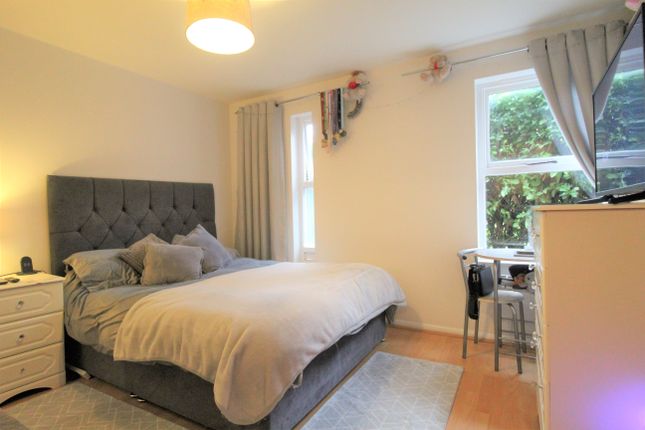 9, Bradfield Close, Guildford photo 2