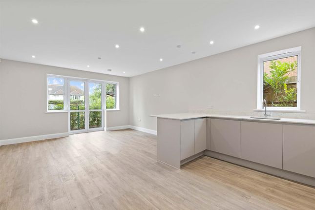 1, McLAREN COURT, FETCHAM photo 4