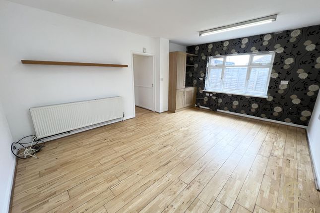 27, Orchard Avenue, HOUNSLOW photo 3