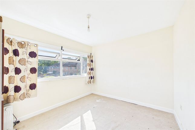 77, Meadow Way, Reading photo 4