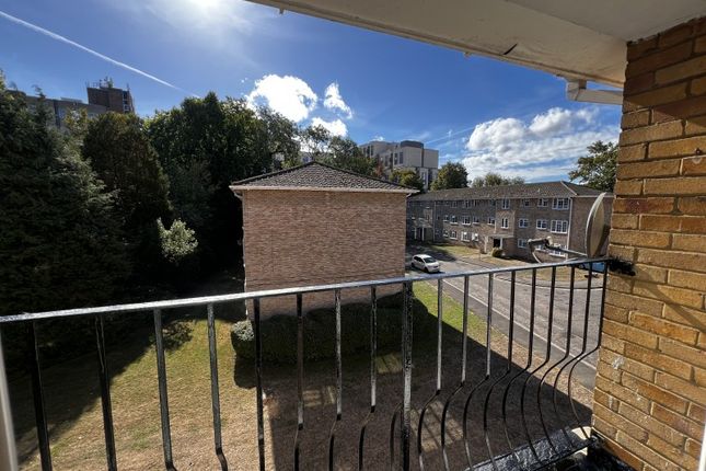 43, Waters Drive, Staines photo 5