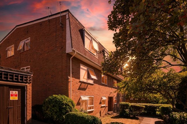 52 Rowan Close, Ealing photo 3