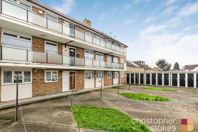 Flat to rent in Downfield Road, Cheshunt, Waltham Cross, Hertfordshire