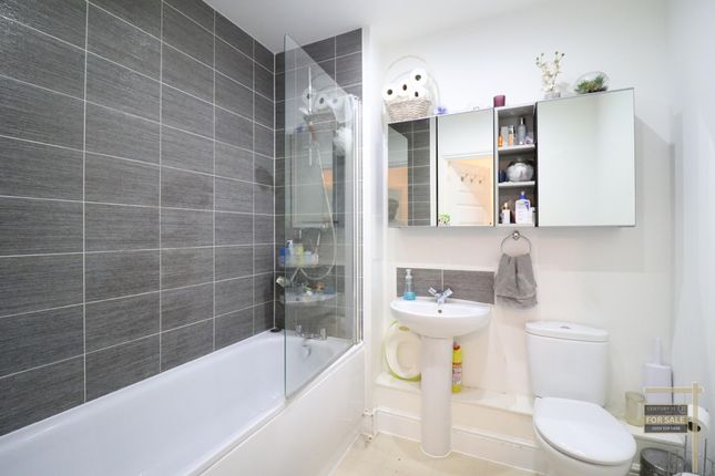 Flat for sale in Mayfair Court, Hunting Place, Heston