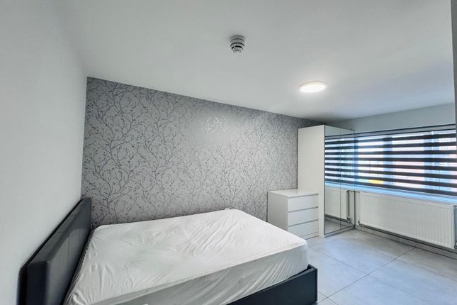 Flat 10, 75, Chaplin Road, Wembley photo 3