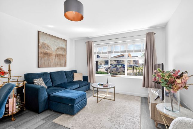 Flat 2 William Court, 65 Bell Farm Way, Walton-On-Thames photo 2