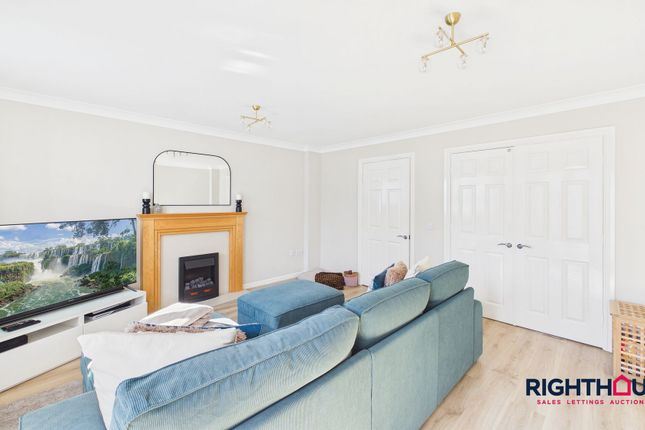 6 Kingfisher Court, Bradford photo 2