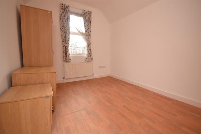Flat to rent in Grange Avenue, Earley, Reading