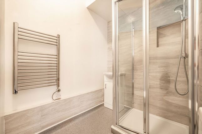 Front First Floor Flat, 31, The Avenue, London photo 5