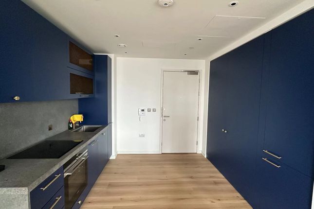 Flat to rent in Goodluck Hope Walk, London