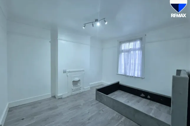 96, Hulse Avenue, Barking photo 5