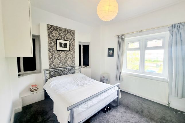 Flat 2 24, Great North Road, London photo 3