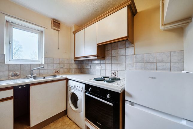 1, Firs Close, Mitcham photo 3