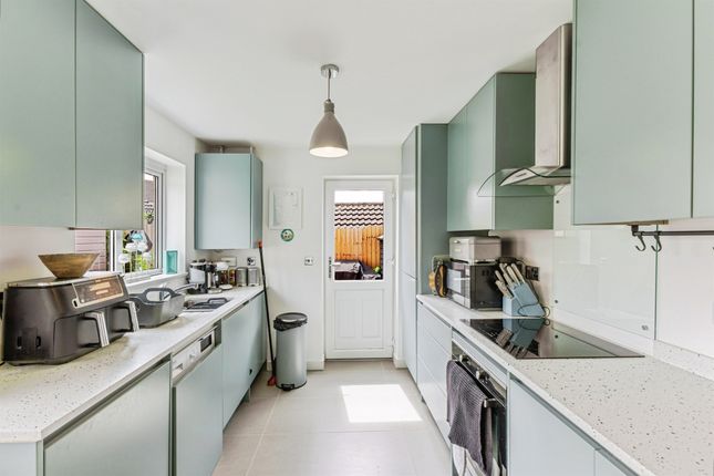43, Farmers Close, Northampton photo 4