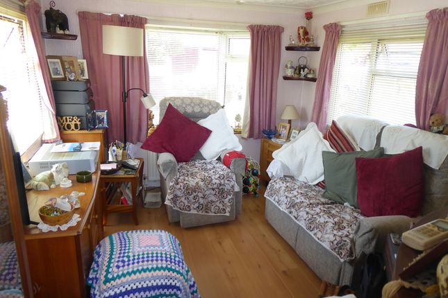 23 Coxes Avenue, Grange Farm Estate, Upper Halliford Road, Shepperton photo 3