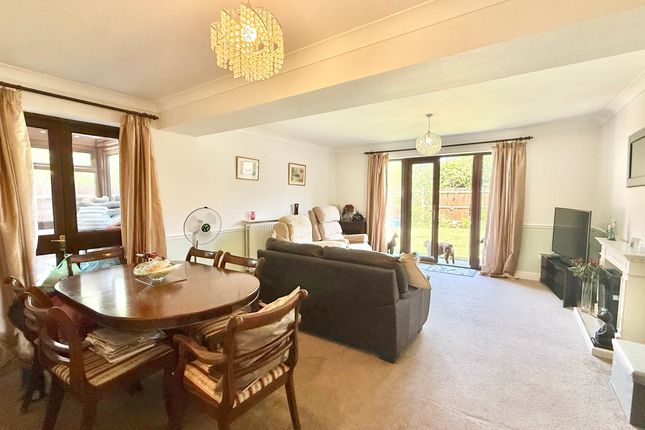 4 Hunter Close, Southampton photo 4