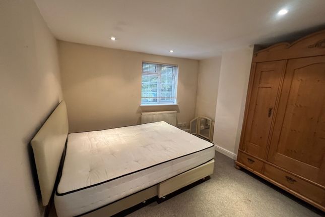 9, Harvest Road, Egham photo 4
