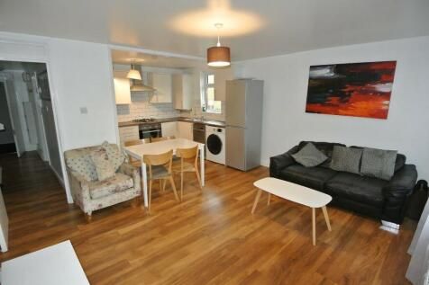2-bed flat on Brownhill Road, London, £300,000