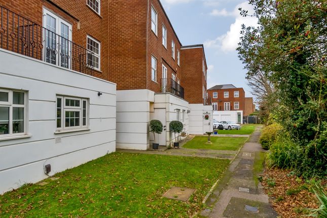 Town house for sale in Mount View, The Ridgeway, Enfield