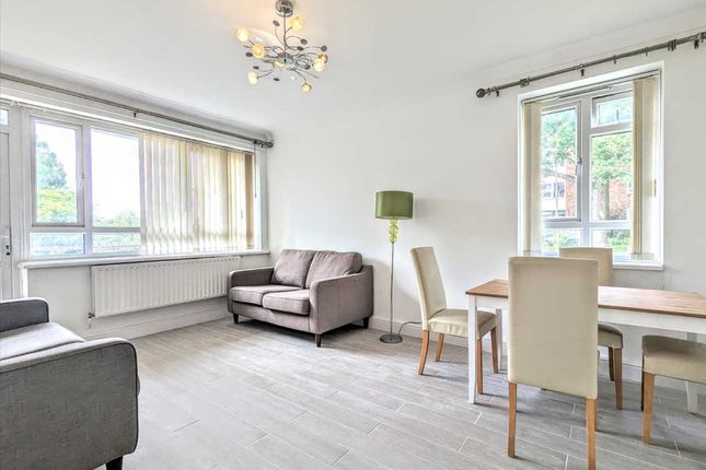 Flat to rent in Verebank, Wimbledon Park Road, Southfields