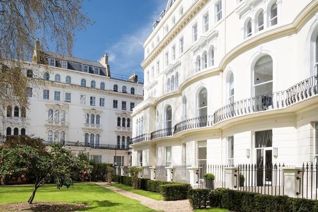 Thumbnail Flat to rent in Garden House, Kensington Gardens, London