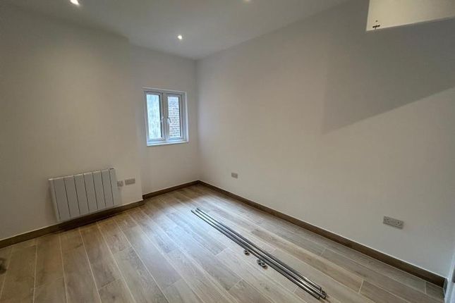 Flat 2, 174 High Street, Guildford photo 4