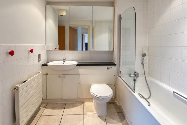 Hunt Close, London photo 2