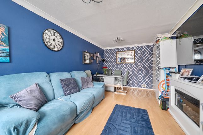 9, Cobb Close, Slough photo 3