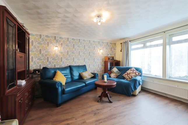 9, Rosegarth Avenue, Sheffield photo 2