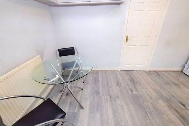 12, St. James Close, West Yorkshire photo 4