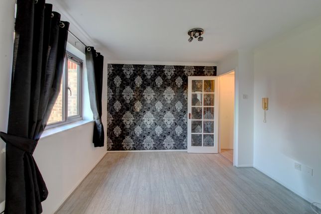 Chestnut Road Vange Basildon Ss16 1 Bedroom Flat For Sale