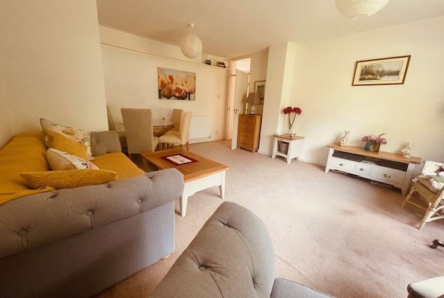 2, Tredenham Close, Farnborough photo 4