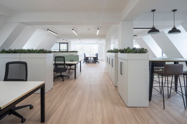 Office to let in The Charterhouse, Charterhouse Square, London