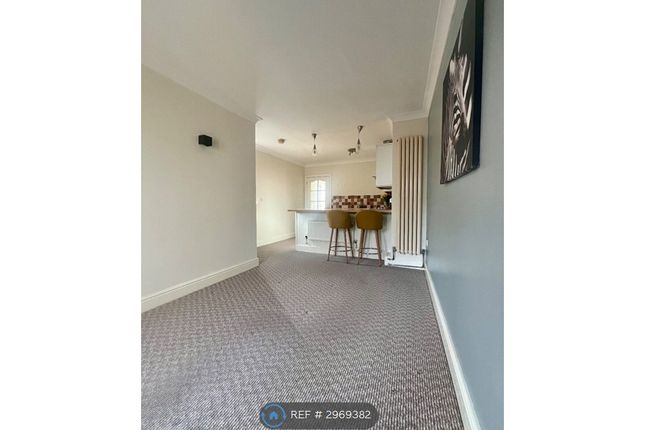Flat, A Woodberry Way, Walton On The Naze photo 5