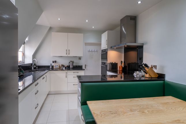 Flat for sale in St. Stephens Close, Avenue Road