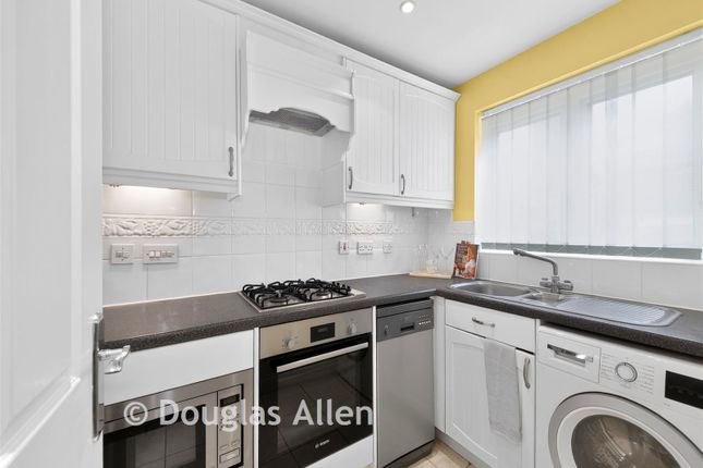 2, Willow Tree Close, Abridge photo 3